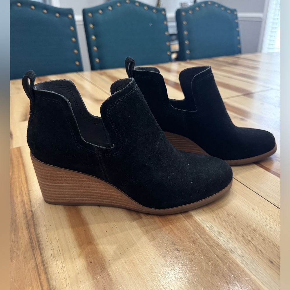 Toms Kallie wedge booties 7.5 wide